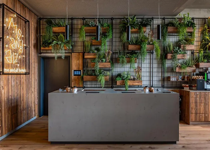 Me And Ulm, By Hyatt אולם